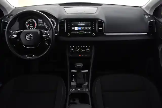 Valkoinen Maastoauto, Skoda Karoq – LRM-651
