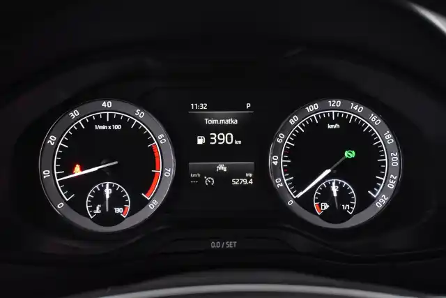 Valkoinen Maastoauto, Skoda Karoq – LRM-651
