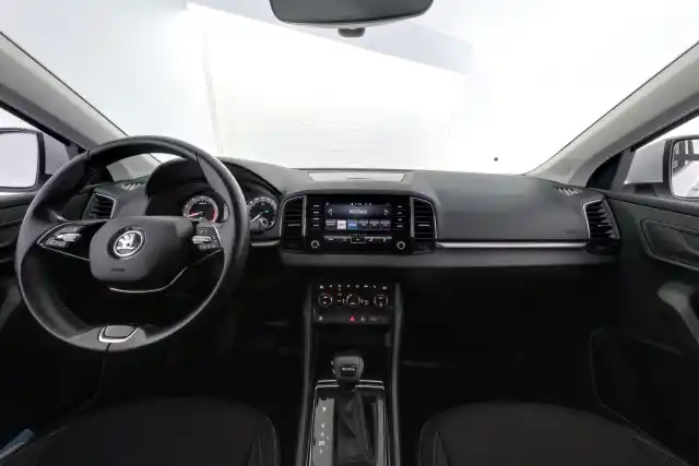 Valkoinen Maastoauto, Skoda Karoq – LRM-651