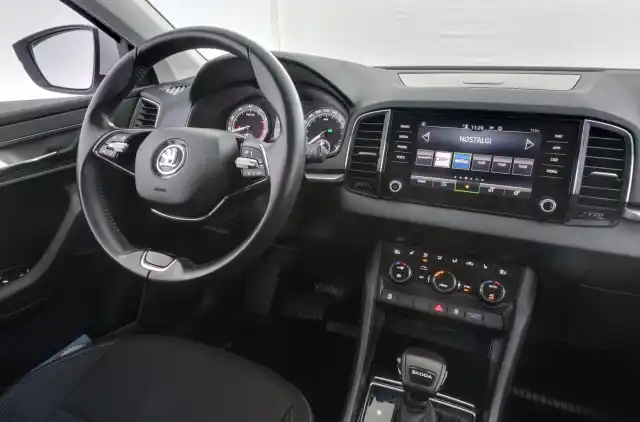 Valkoinen Maastoauto, Skoda Karoq – LRM-651