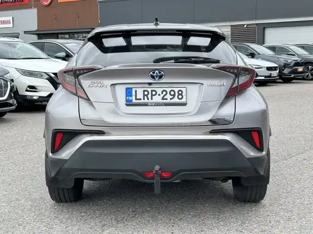 Harmaa Maastoauto, Toyota C-HR – LRP-298