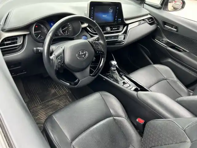 Harmaa Maastoauto, Toyota C-HR – LRP-298