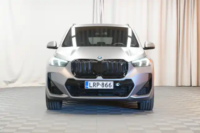 Harmaa Maastoauto, BMW iX1 – LRP-866