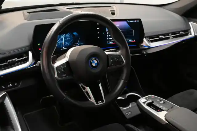 Harmaa Maastoauto, BMW iX1 – LRP-866