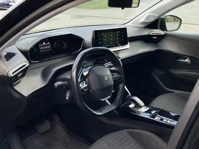 Musta Viistoperä, Peugeot 208 – LRR-873