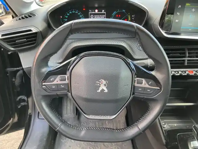 Musta Viistoperä, Peugeot 208 – LRR-873