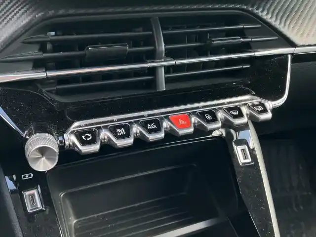Musta Viistoperä, Peugeot 208 – LRR-873