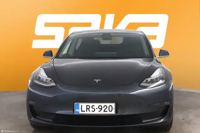 Harmaa Sedan, Tesla Model 3 – LRS-920