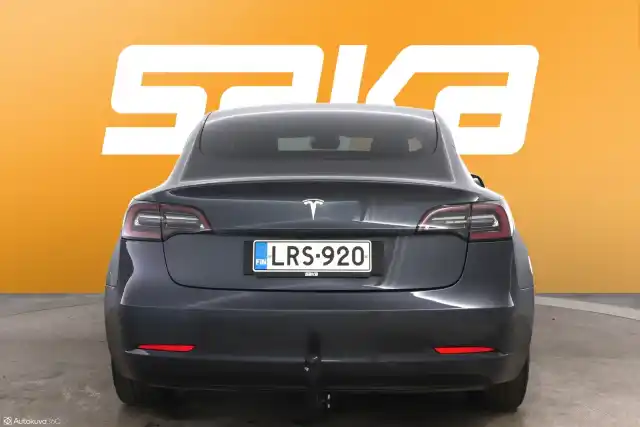 Harmaa Sedan, Tesla Model 3 – LRS-920