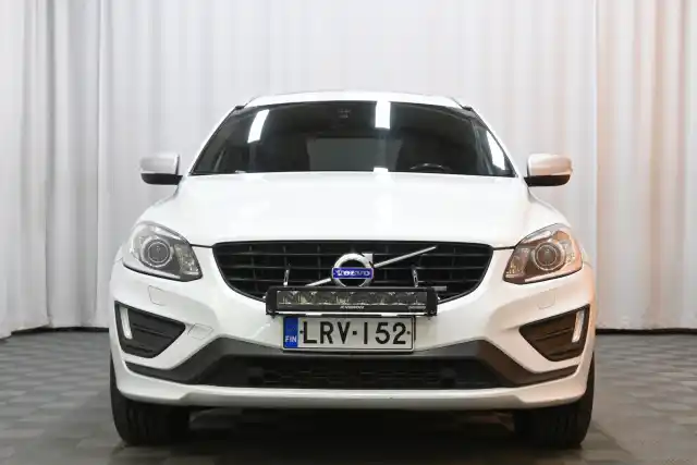 Valkoinen Maastoauto, Volvo XC60 – LRV-152