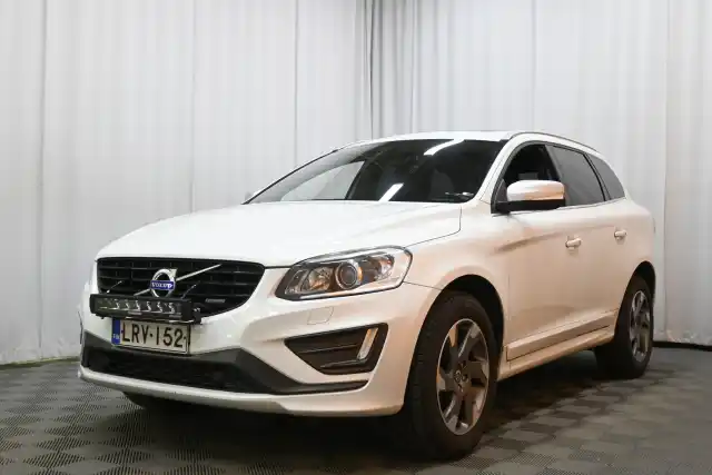 Valkoinen Maastoauto, Volvo XC60 – LRV-152