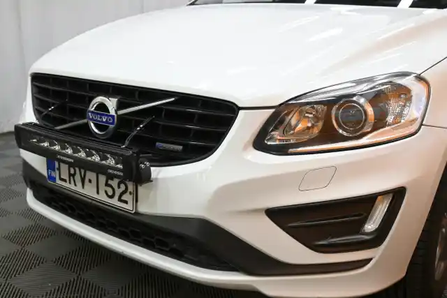 Valkoinen Maastoauto, Volvo XC60 – LRV-152