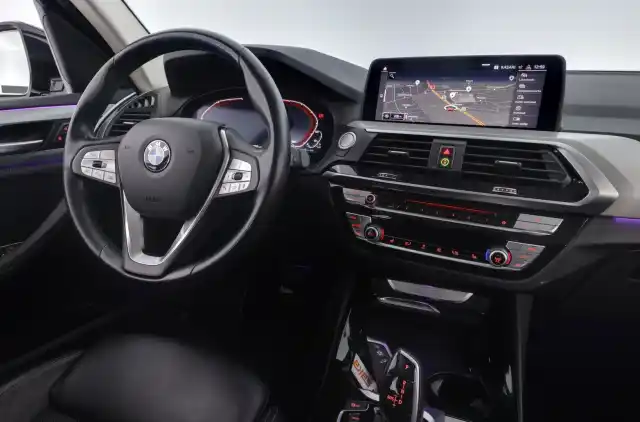 Musta Maastoauto, BMW X3 – LRV-404