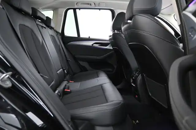 Musta Maastoauto, BMW X3 – LRV-404