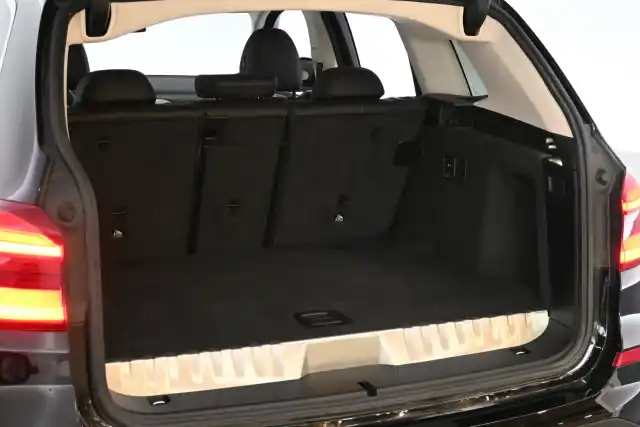 Musta Maastoauto, BMW X3 – LRV-404