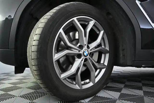 Musta Maastoauto, BMW X3 – LRV-404