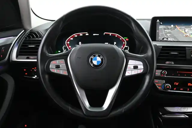 Musta Maastoauto, BMW X3 – LRV-404