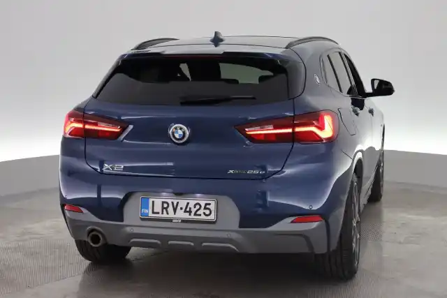 Sininen Maastoauto, BMW X2 – LRV-425