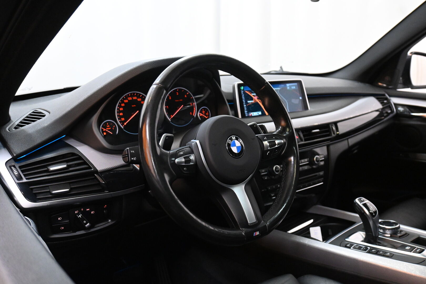 Valkoinen Maastoauto, BMW X5 – LRX-306