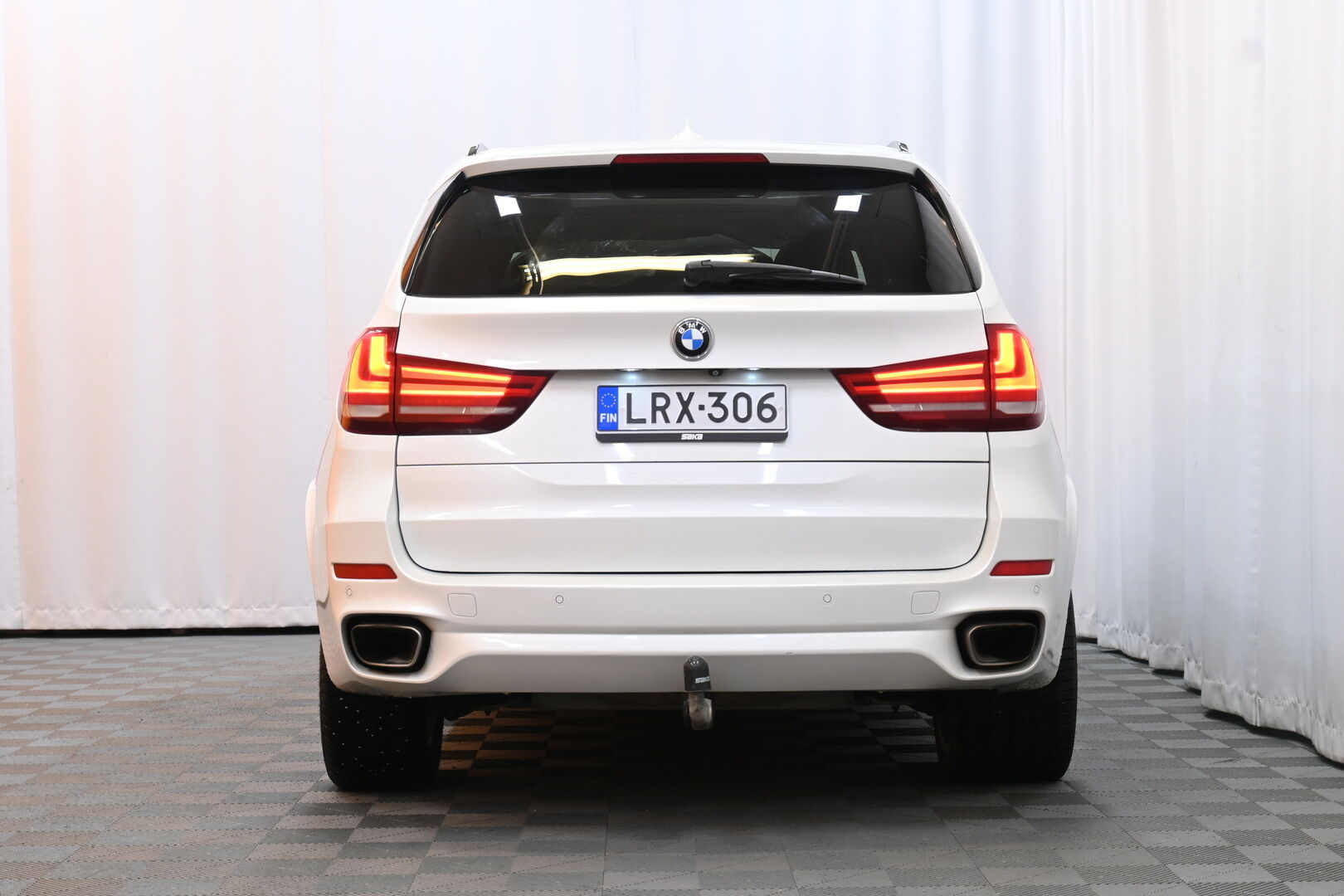 Valkoinen Maastoauto, BMW X5 – LRX-306