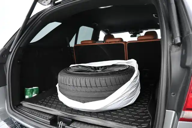 Harmaa Maastoauto, Mercedes-Benz GLE – LRX-312
