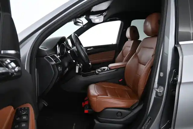 Harmaa Maastoauto, Mercedes-Benz GLE – LRX-312