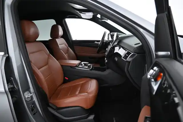 Harmaa Maastoauto, Mercedes-Benz GLE – LRX-312