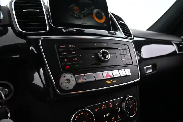 Harmaa Maastoauto, Mercedes-Benz GLE – LRX-312