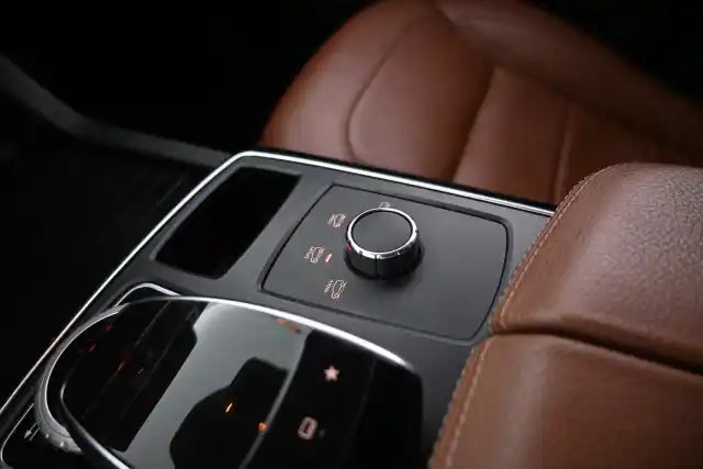 Harmaa Maastoauto, Mercedes-Benz GLE – LRX-312