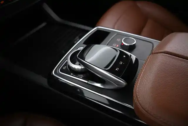 Harmaa Maastoauto, Mercedes-Benz GLE – LRX-312