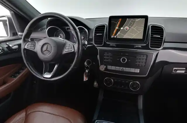 Harmaa Maastoauto, Mercedes-Benz GLE – LRX-312