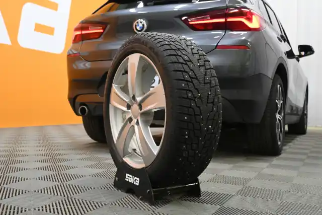 Harmaa Farmari, BMW X2 – LRX-321