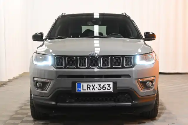 Harmaa Maastoauto, Jeep Compass – LRX-363