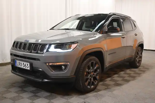 Harmaa Maastoauto, Jeep Compass – LRX-363