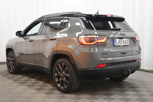 Harmaa Maastoauto, Jeep Compass – LRX-363