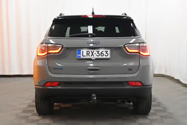 Harmaa Maastoauto, Jeep Compass – LRX-363