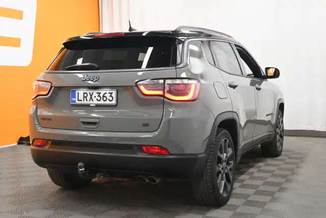 Harmaa Maastoauto, Jeep Compass – LRX-363