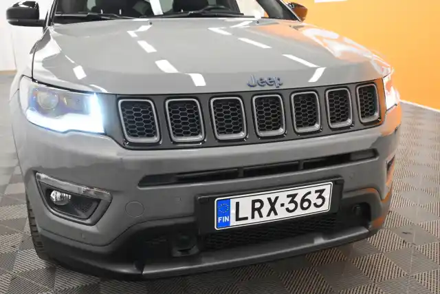 Harmaa Maastoauto, Jeep Compass – LRX-363