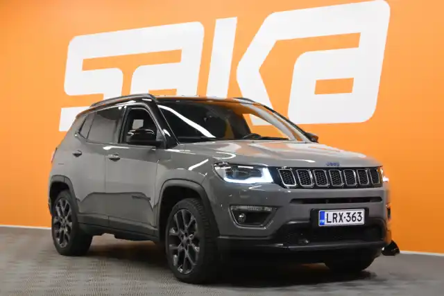 Harmaa Maastoauto, Jeep Compass – LRX-363