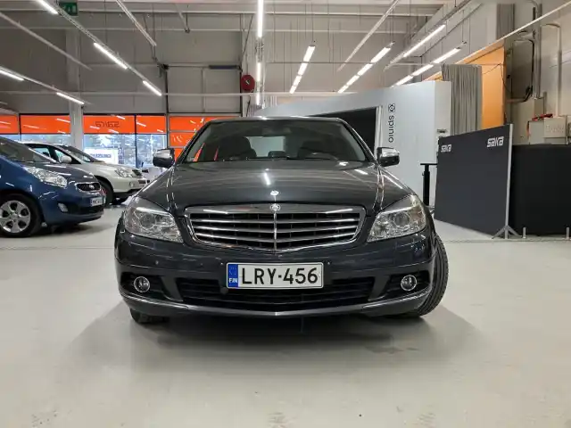 Harmaa Sedan, Mercedes-Benz C – LRY-456