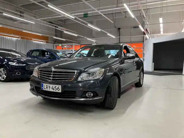 Harmaa Sedan, Mercedes-Benz C – LRY-456