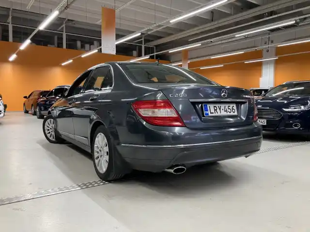 Harmaa Sedan, Mercedes-Benz C – LRY-456