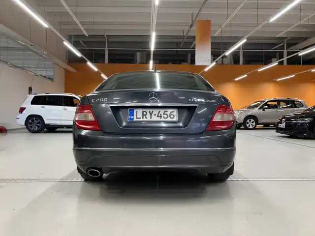Harmaa Sedan, Mercedes-Benz C – LRY-456