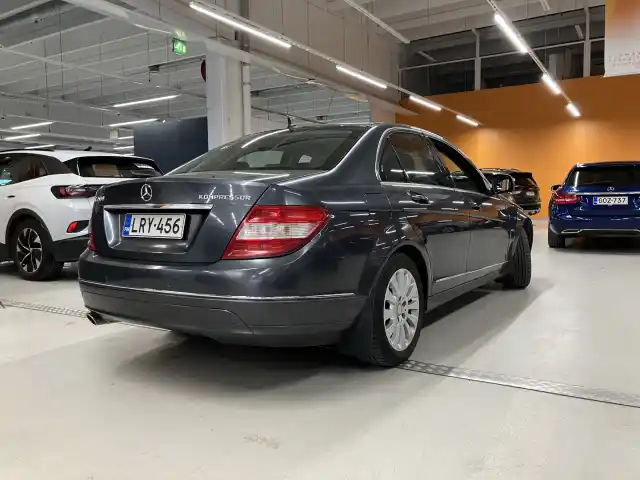 Harmaa Sedan, Mercedes-Benz C – LRY-456