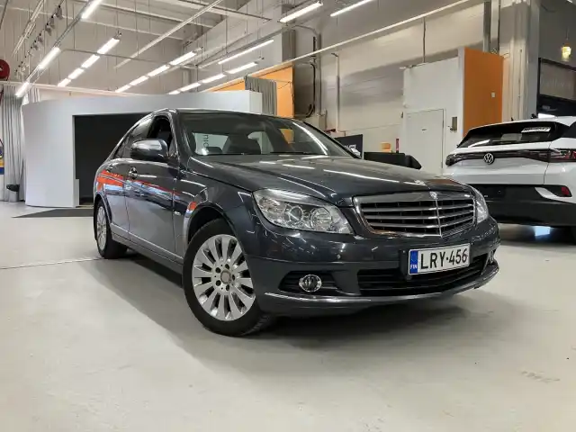 Harmaa Sedan, Mercedes-Benz C – LRY-456