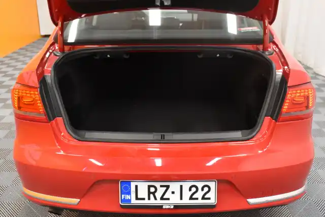 Punainen Sedan, Volkswagen Passat – LRZ-122