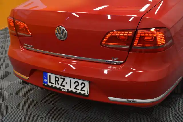 Punainen Sedan, Volkswagen Passat – LRZ-122