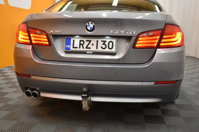 Harmaa Sedan, BMW 525 – LRZ-130