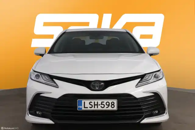 Valkoinen Sedan, Toyota Camry – LSH-598