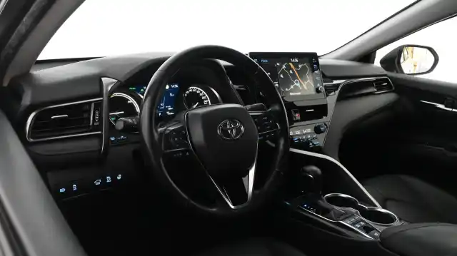 Valkoinen Sedan, Toyota Camry – LSH-598